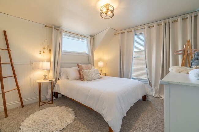 Building Photo - 116 4th Ave N