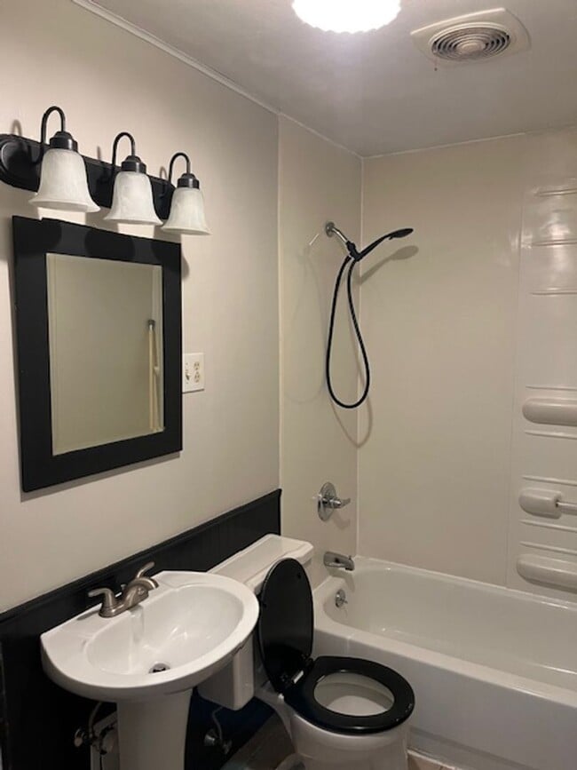 Building Photo - 3 bedroom, 1 bath Home: Located in Elletts...