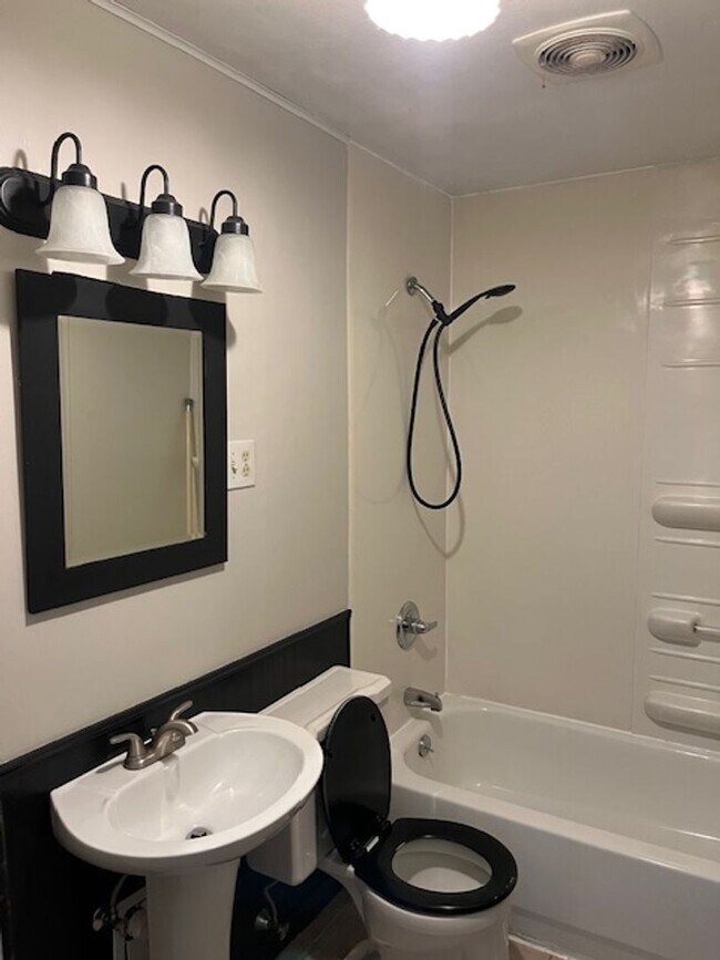 Building Photo - 3 bedroom, 1 bath Home: Located in Ellettsville! REDUCED PRICE!