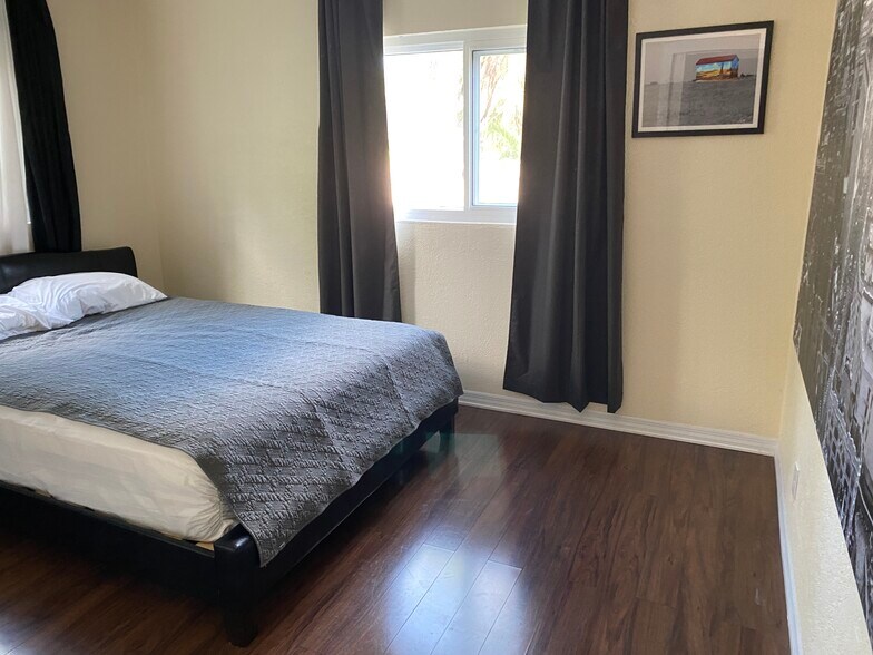 Spare BR with Full sized bed - 3425 16th St N