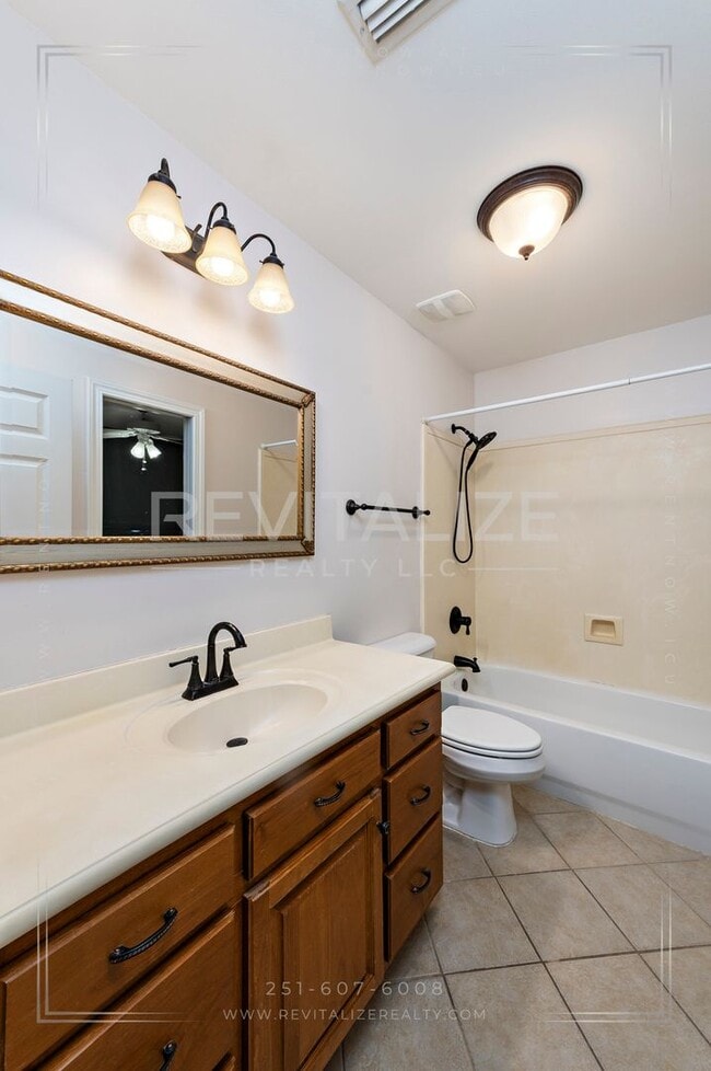 Building Photo - 3 Bed 2.5 Bath Townhome in West Mobile