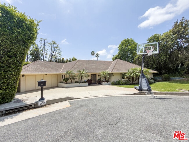 Building Photo - 1094 Garden Ln