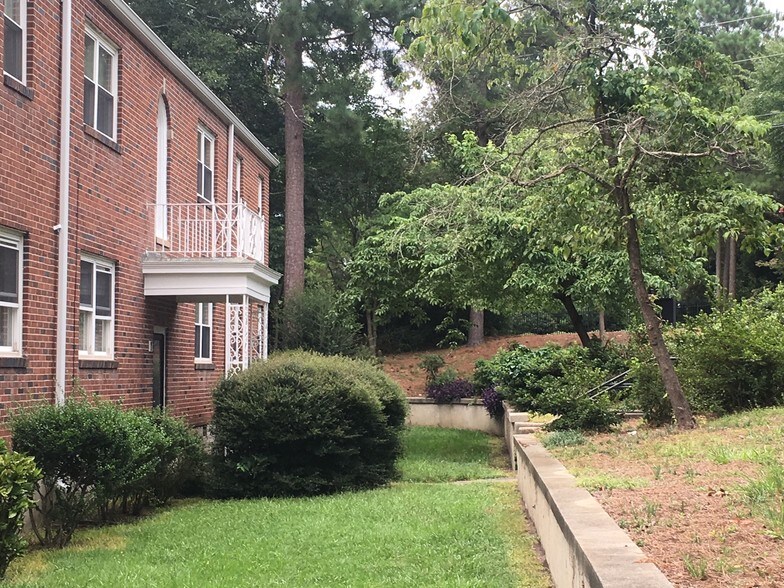 Beautiful grounds - 501 Milledge Rd