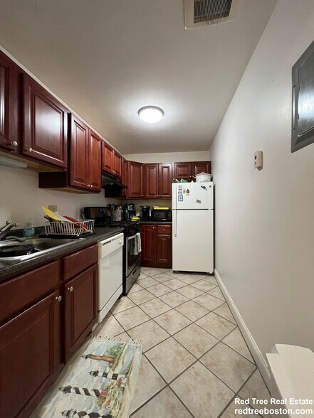 Primary Photo - 140 Kenrick St