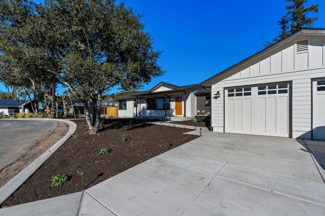 Building Photo - Stunning 3-Bedroom, 2-Bathroom Home in Alt...