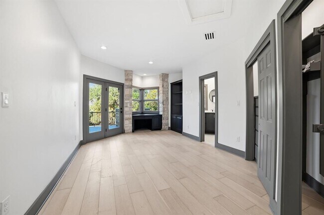 Building Photo - 2700 Marina Shores Dr