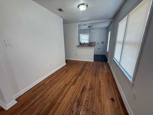 Building Photo - Newly Renovated 2 Bed Home | Hardwood Floors + Updated Interior!