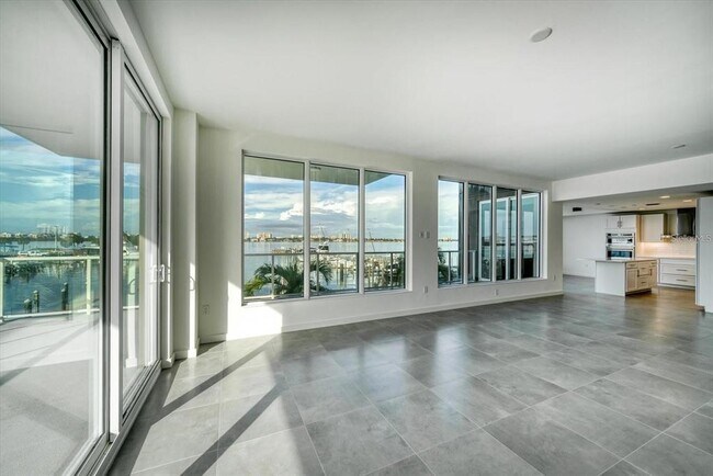 Building Photo - 920 N Osceola Ave