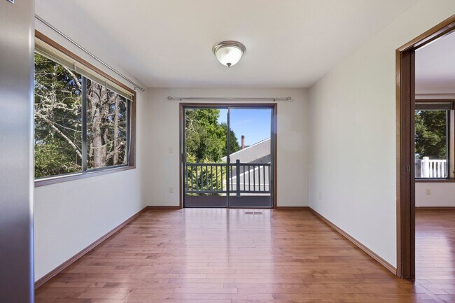 Building Photo - Hard to find 5 bedroom home in Tamoshan ne...