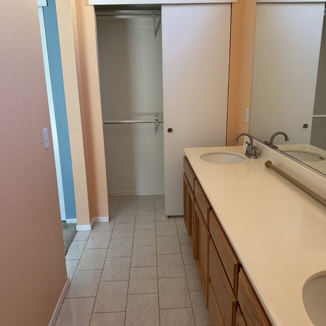 Building Photo - Great location near park and shopping