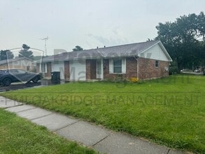 Building Photo - Single Level  2 Bed Apartment with Garage