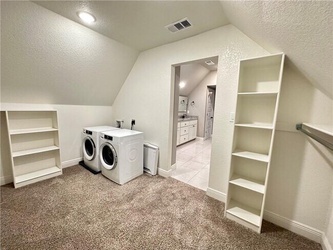 Building Photo - "Charming Fayetteville Home: 3 Bed, 3 Bath, 1709 Sq Ft with Granite & Hardwood Elegance!"