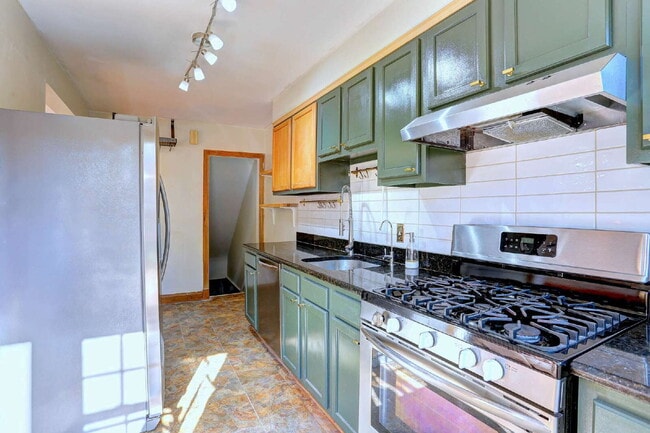 Building Photo - (3BD/2BA) Fabulous Rodgers Forge Townhome