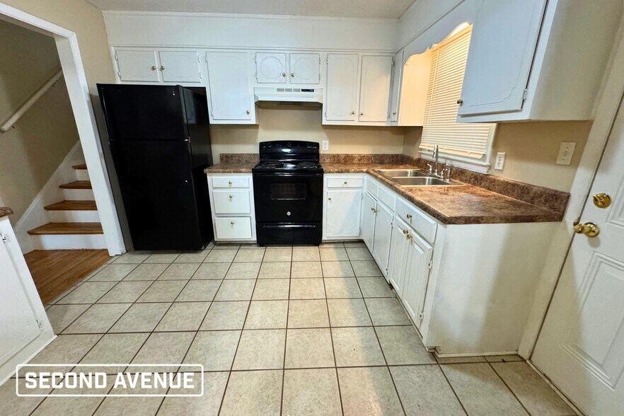 Building Photo - 305 Cedarwood St