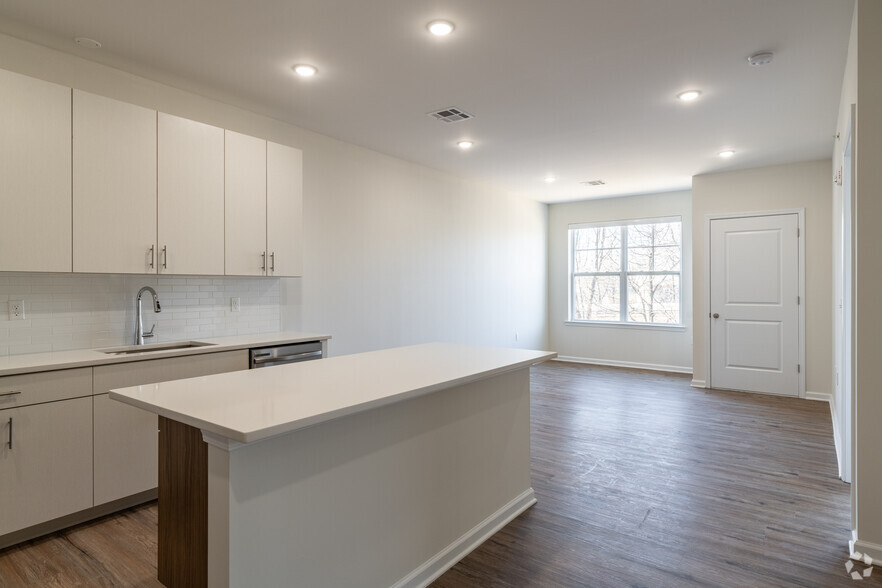 1BR, 1BA - 727SF - The AXIS at South Amboy on Bordentown Ave.