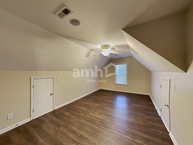 Building Photo - 4001 Belle Meade Cir