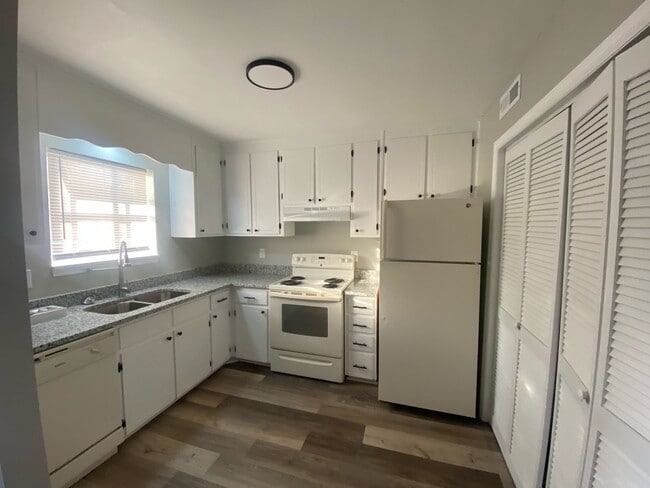 Building Photo - West Columbia Townhome Convenient To Airport, Lexington, and Downtown Columbia