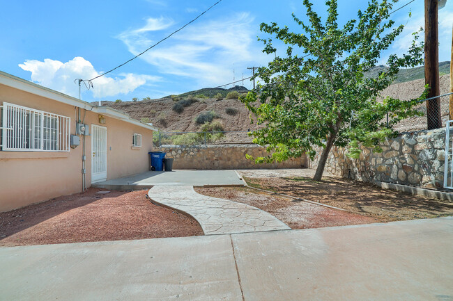 Building Photo - Central 2 Bedroom 2 Bath