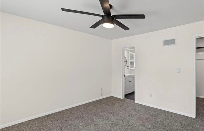 Building Photo - 602 SE Brentwood Dr