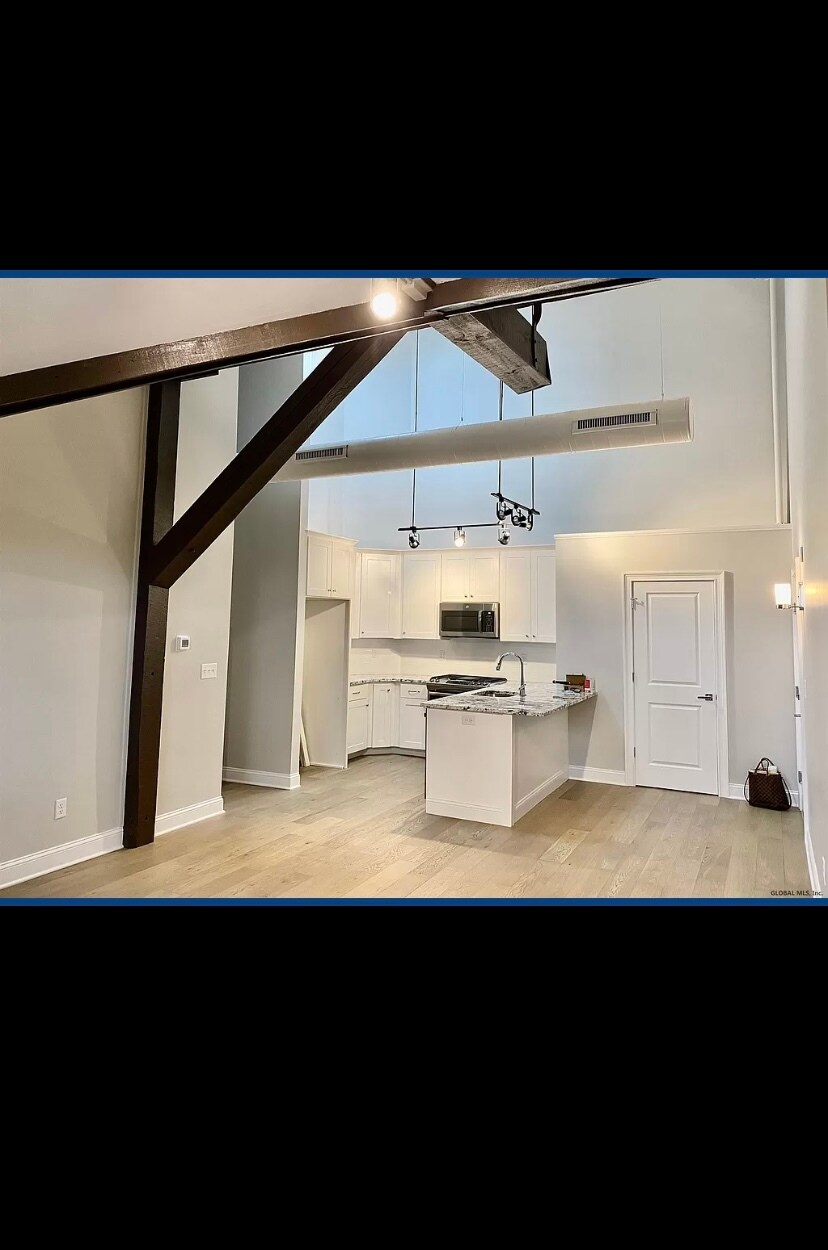 Building Photo - 77 Van Dam St