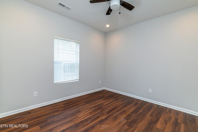 Building Photo - 619 Midlake Dr NE