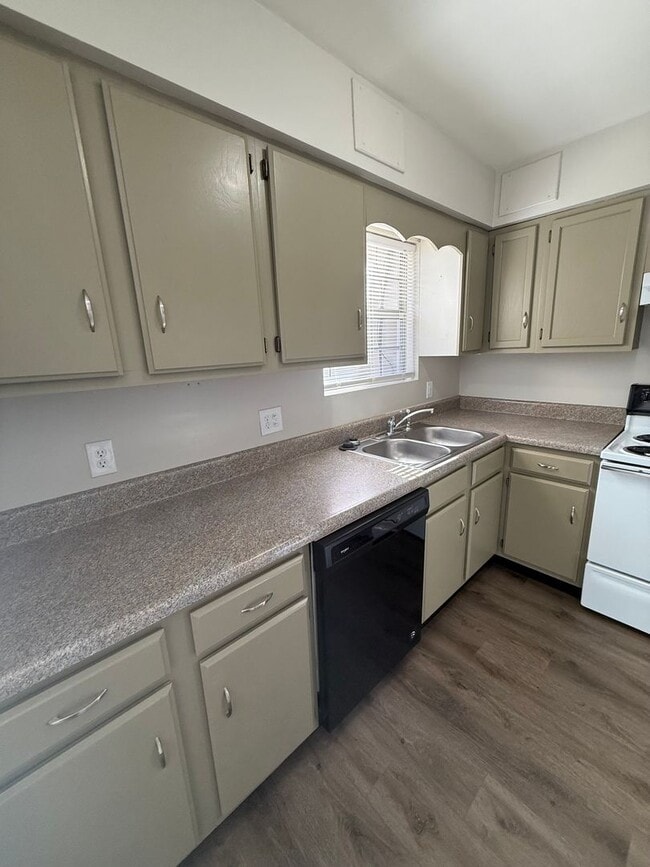 Building Photo - W Ray