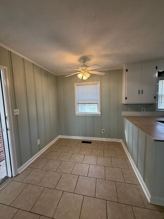 Building Photo - Freshly Updated 3 Bedroom 1 Bathroom Home in Decatur!