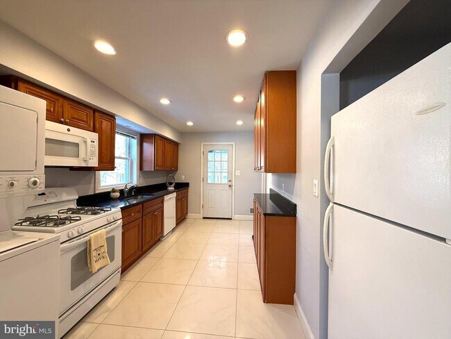 Building Photo - 701 N Vermont St