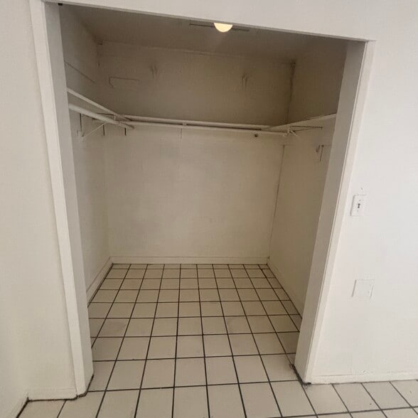 Building Photo - 419 W 13th St