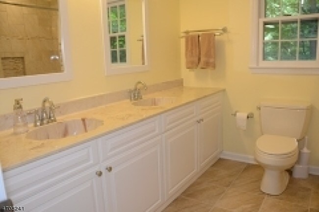 Building Photo - 5 Deer Run Dr