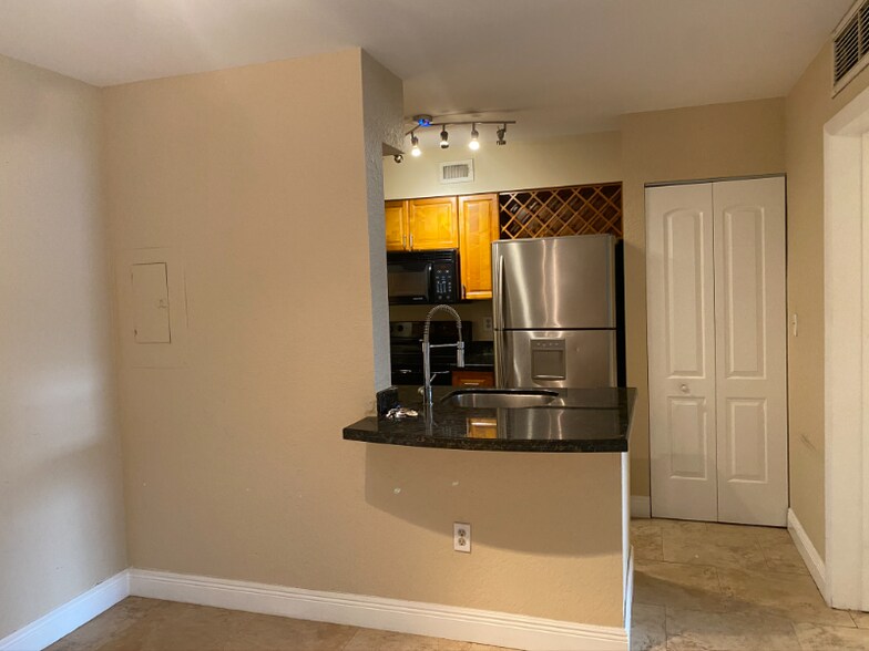 Building Photo - 2820 N Oakland Forest Dr