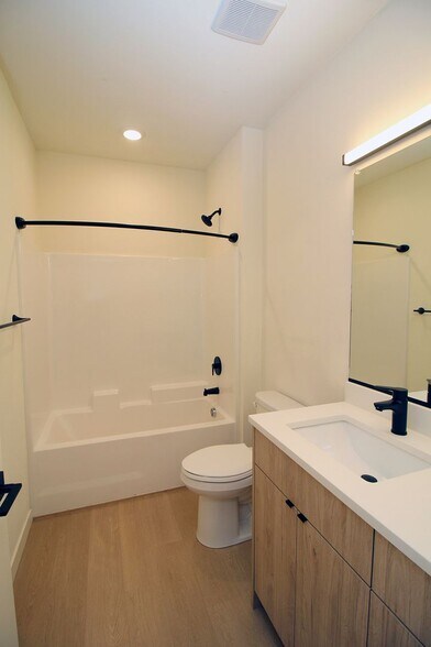 Building Photo - 7530 N Richmond Ave