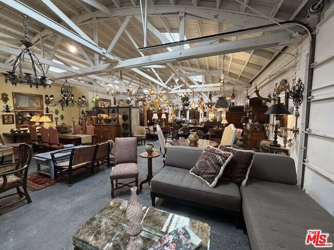 Building Photo - 2252 W Washington Blvd