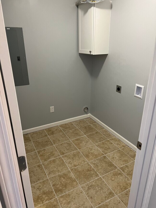 Building Photo - 442 Redbud Dr