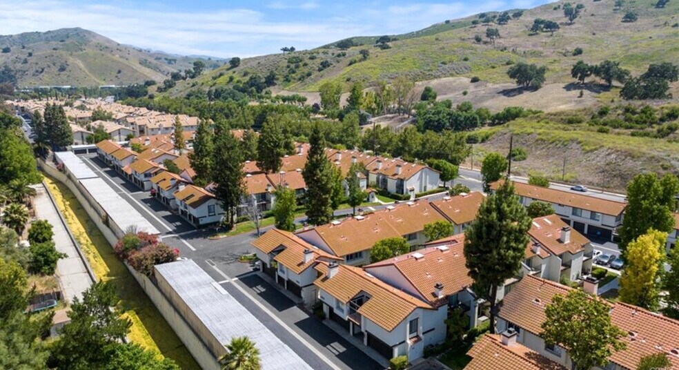 Building Photo - 5538 Las Virgenes Rd