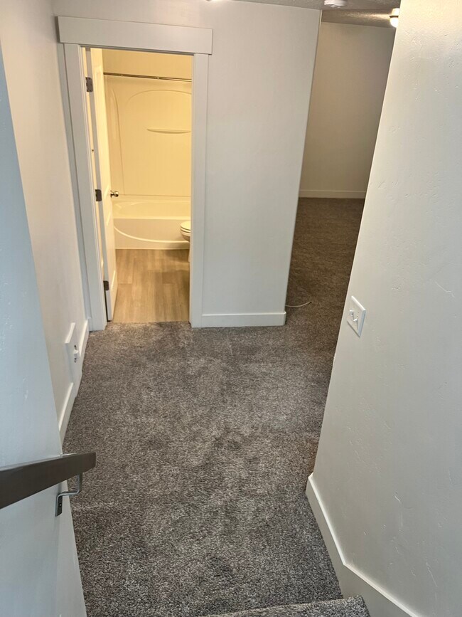 Building Photo - Bluffdale Townhouse