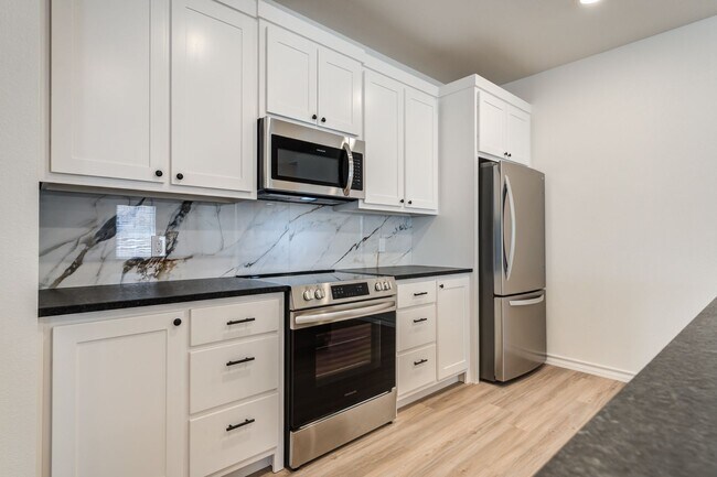 Building Photo - AVAILABLE FOR PRELEASE - 3 Bedroom Townhome in Escondido - Frenship ISD