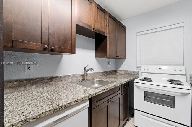 Building Photo - 980 NE 170th St