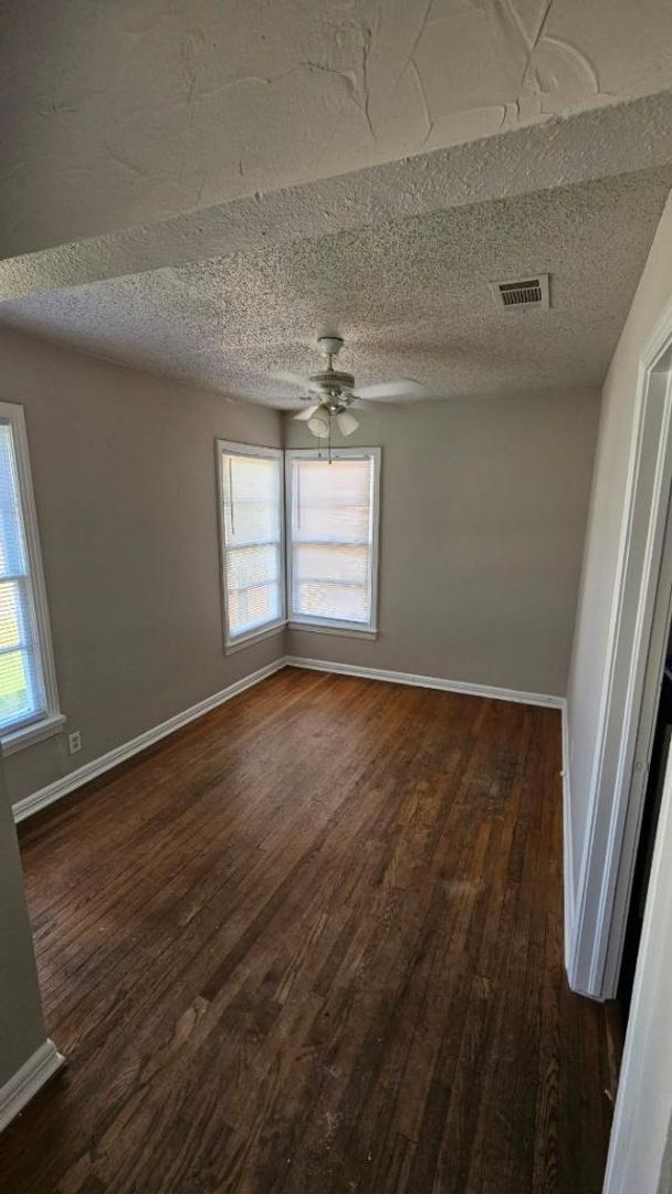 Building Photo - 3 bedroom 1 bathroom with 1 car garage in 76107