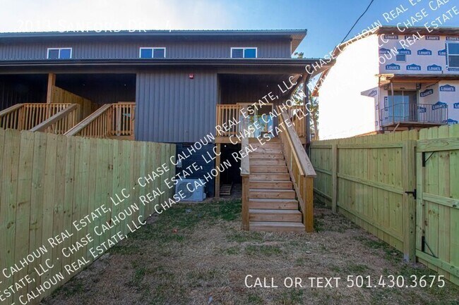 Building Photo - 2013 Sanford Dr