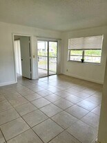 Building Photo - 1512 SE Royal Green Cir