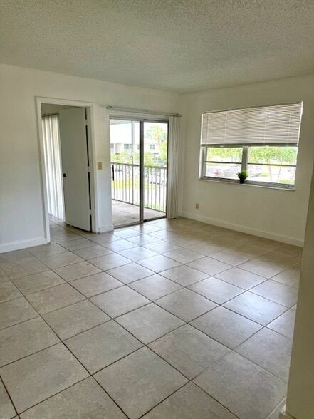 Primary Photo - 1512 SE Royal Green Cir