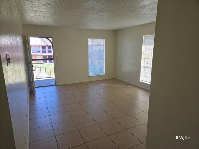 Building Photo - 830 Victoria Dr