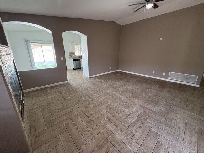 Building Photo - Great eastside location four bedrooms