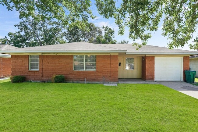 Building Photo - 2206 Hickory Ln