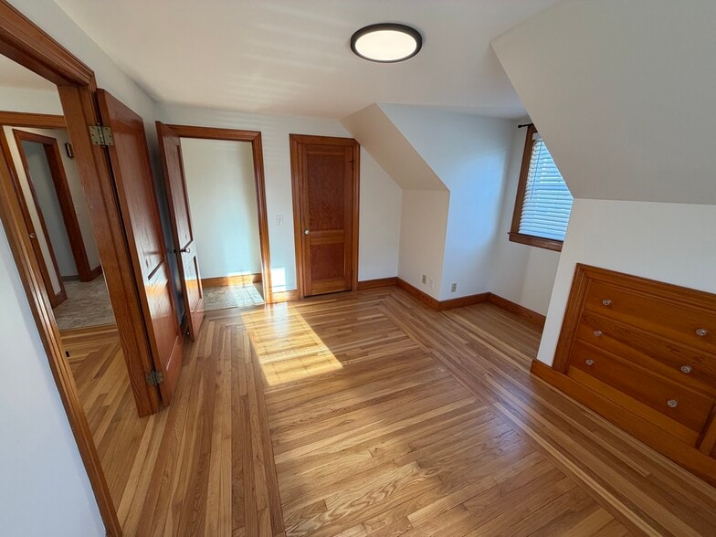 Building Photo - 964 Wellington Rd