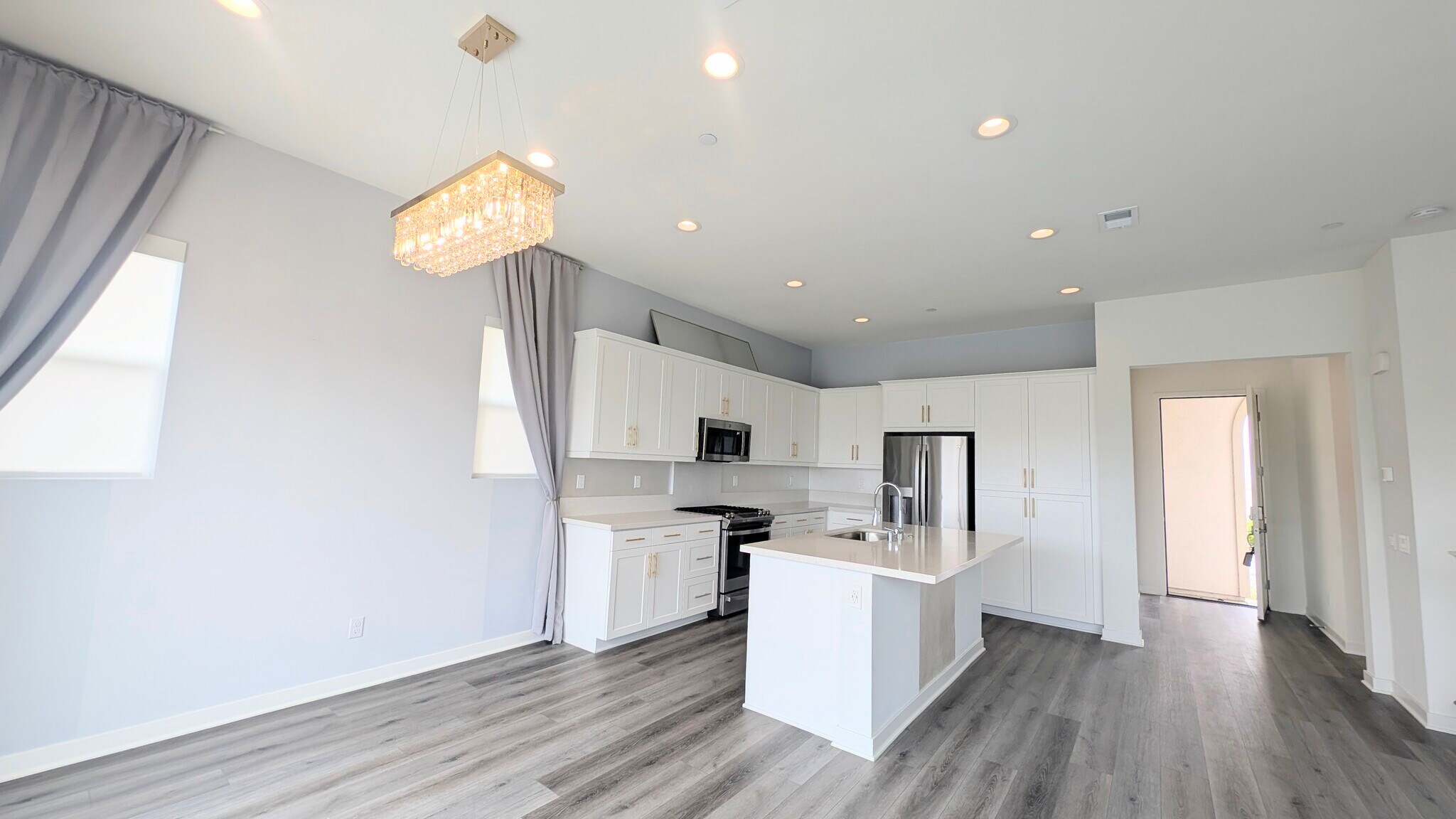 Building Photo - 450 Clubhouse Dr