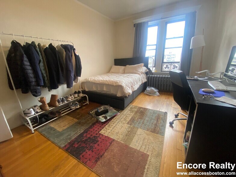 Building Photo - 448 Park Dr