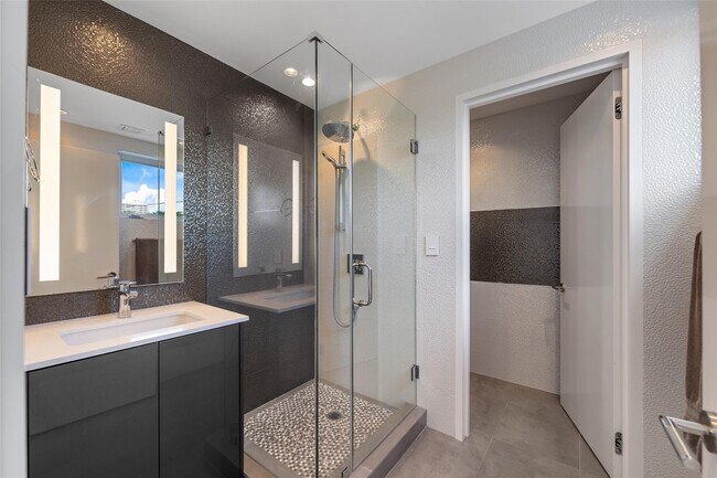 Building Photo - 3300 NE 39th St