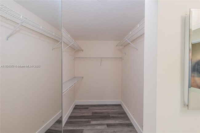 Building Photo - 1028 Golden Cane Dr